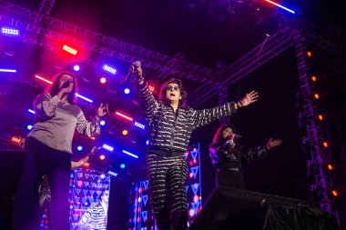 NEW DELHI, INDIA - 23 Mart 2025 tarihinde, Bollywood şarkıcısı Sonu Nigam, Delhi Teknoloji Üniversitesi (DTU), Rohini kampüsünde, Yeni Delhi, Hindistan 'da düzenlenen yıllık kültür festivali Engifest' 25 'te sahne aldı.. 