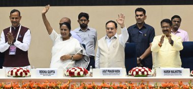 NEW DELHI, INDIA - APRIL 10: Birlik Sağlık Bakanı JP Nadda ile Delhi Genel Sekreteri Rekha Gupta, Birlik Kabine Bakanı Harsh Malhotra ve Delhi Kabine Bakanları diğerleri Ayushman Bharat, Pradhan Mantri, Jan Arogy, a Yojana 