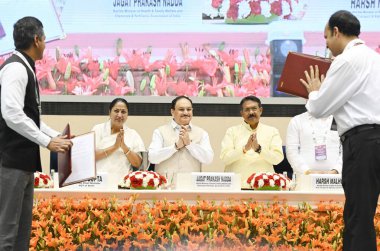 NEW DELHI, INDIA - 10 APRIL 2025: Delhi Sağlık Bakanı JP Nadda ve Delhi Genel Sekreteri Rekha Gupta Sağlık Bakanlığı ve Aile Sağlığı Bakanlığı ile Delhi Hükümeti arasında MOU tarafından imzalanan imza töreninde Ayushman Kartları 'nın Yararlılara dağıtımı
