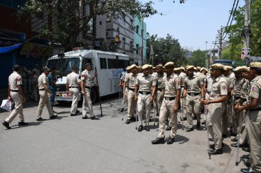 NEW DELHI, INDIA - 12 Nisan 2025 tarihinde Yeni Delhi, Hindistan 'da Hanuman Jayanti vesilesiyle Jahangirpuri' deki Shobha Yatra sırasında güvenlik alarmı verildi. Hanuman Jayanti, Hindu 'da çok saygı duyulan bir şahsiyet olan Tanrı Hanuman' ın doğumunu kutluyor. 