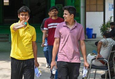  NOIDA, INDIA - 13 Nisan 2025 'te Hindistan' ın Noida kentinde Devlet Koleji Sektörü 12 'de Ulusal Savunma Akademisi' ne (NDA) giriş sınavı yaptıktan sonra adaylar muayene merkezinden ayrıldılar. Birlik Kamu Hizmeti Komisyonu 