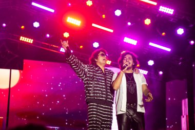 NEW DELHI, INDIA - 23 Mart 2025 tarihinde, Bollywood şarkıcısı Sonu Nigam, Delhi Teknoloji Üniversitesi (DTU), Rohini kampüsünde, Yeni Delhi, Hindistan 'da düzenlenen yıllık kültür festivali Engifest' 25 'te sahne aldı.. 