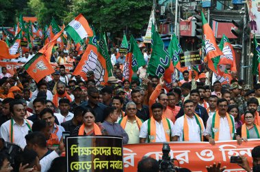 KOLKATA, INDIA - 13 APRIL: Bharatiya Janata Partisi (BJP), Murshidabad ilçesinde düzenlenen protesto gösterileri ve 25753 öğretmenin öldürülmesine karşı düzenlenen toplu şiddet eylemlerinde üç kişinin ölümüne karşı bir protesto gösterisi düzenledi.  