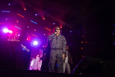 NEW DELHI, INDIA - 23 Mart 2025 tarihinde, Bollywood şarkıcısı Sonu Nigam, Delhi Teknoloji Üniversitesi (DTU), Rohini kampüsünde, Yeni Delhi, Hindistan 'da düzenlenen yıllık kültür festivali Engifest' 25 'te sahne aldı.. 