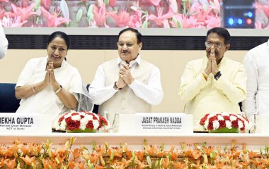 NEW DELHI, INDIA - 10 APRIL 2025: Delhi Sağlık Bakanı JP Nadda ve Delhi Genel Sekreteri Rekha Gupta Sağlık Bakanlığı ve Aile Sağlığı Bakanlığı ile Delhi Hükümeti arasında MOU tarafından imzalanan imza töreninde Ayushman Kartları 'nın Yararlılara dağıtımı
