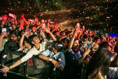 NEW DELHI, INDIA - 23 Mart 2025 tarihinde, Bollywood şarkıcısı Sonu Nigam, Delhi Teknoloji Üniversitesi (DTU), Rohini kampüsünde, Yeni Delhi, Hindistan 'da düzenlenen yıllık kültür festivali Engifest' 25 'te sahne aldı.. 