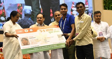 NEW DELHI, INDIA - APRIL 10: Birlik Sağlık Bakanı JP Nadda ile Delhi Genel Sekreteri Rekha Gupta, Birlik Kabine Bakanı Harsh Malhotra ve Delhi Kabine Bakanları diğerleri Ayushman Bharat, Pradhan Mantri, Jan Arogy, a Yojana 