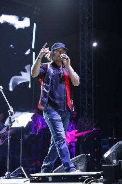 NEW DELHI, INDIA - 28 Mart 2025: Bollywood şarkıcısı Mohit Chauhan, Hindistan 'ın Yeni Delhi kentinde 28 Mart 2025 tarihinde Indira Gandhi Delhi Teknik Üniversitesi' nin yıllık kültür festivalinde sahne aldı..