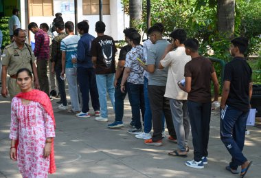 NOIDA, INDIA - 13 Nisan 2025: Ulusal Savunma Akademisi 'ne (NDA) adaylar 13 Nisan 2025' te Hindistan 'ın Noida kentinde, Devlet Koleji Sektörü 12' ye giriş sınavına girecekler.. 