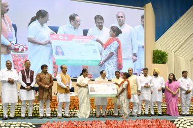 NEW DELHI, INDIA - 10 APRIL 2025: Delhi Sağlık Bakanı JP Nadda ve Delhi Genel Sekreteri Rekha Gupta Sağlık Bakanlığı ve Aile Sağlığı Bakanlığı ile Delhi Hükümeti arasında MOU tarafından imzalanan imza töreninde Ayushman Kartları 'nın Yararlılara dağıtımı