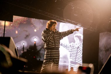 NEW DELHI, INDIA - 23 Mart 2025 tarihinde, Bollywood şarkıcısı Sonu Nigam, Delhi Teknoloji Üniversitesi (DTU), Rohini kampüsünde, Yeni Delhi, Hindistan 'da düzenlenen yıllık kültür festivali Engifest' 25 'te sahne aldı.. 