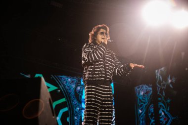 NEW DELHI, INDIA - 23 Mart 2025 tarihinde, Bollywood şarkıcısı Sonu Nigam, Delhi Teknoloji Üniversitesi (DTU), Rohini kampüsünde, Yeni Delhi, Hindistan 'da düzenlenen yıllık kültür festivali Engifest' 25 'te sahne aldı.. 