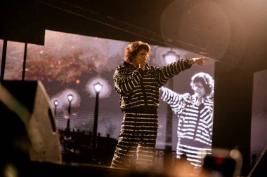 NEW DELHI, INDIA - 23 Mart 2025 tarihinde, Bollywood şarkıcısı Sonu Nigam, Delhi Teknoloji Üniversitesi (DTU), Rohini kampüsünde, Yeni Delhi, Hindistan 'da düzenlenen yıllık kültür festivali Engifest' 25 'te sahne aldı.. 