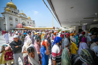 NEW DELHI, INDIA - 13 Nisan: Yeni Delhi, Hindistan 'da 13 Nisan 2025 tarihinde Bangla Sahib Gurudwara' da Vaisakhi Festivali vesilesiyle izleyiciler. Baisakhi olarak da bilinen Vaisakhi, Vaisakh ayının başlangıcını müjdeliyor ve yaygın olarak şu şekilde kutlanıyor: 