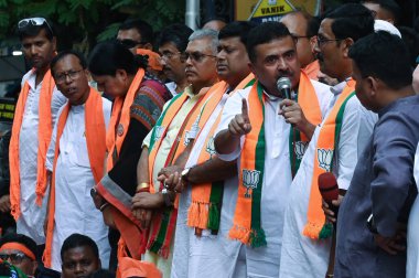 KOLKATA, INDIA - 13 APRIL: Bharatiya Janata Partisi (BJP), Murshidabad ilçesinde düzenlenen protesto gösterileri ve 25753 öğretmenin öldürülmesine karşı düzenlenen toplu şiddet eylemlerinde üç kişinin ölümüne karşı bir protesto gösterisi düzenledi.  