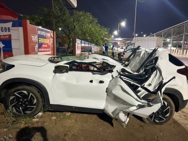 GURUGRAM, INDIA - 11 Nisan 2025 'te Hindistan' ın Gurugram kentinde, Toll Plaza yakınlarındaki Dwarka Otoyolu 'ndaki şiddetli bir toz fırtınası sırasında tabelanın düştüğü hasarlı arabanın görüntüsü. 