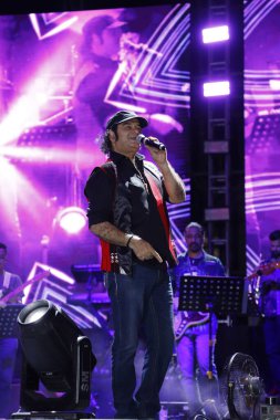 NEW DELHI, INDIA - 28 Mart 2025: Bollywood şarkıcısı Mohit Chauhan, Hindistan 'ın Yeni Delhi kentinde 28 Mart 2025 tarihinde Indira Gandhi Delhi Teknik Üniversitesi' nin yıllık kültür festivalinde sahne aldı..