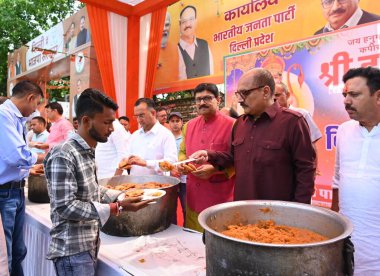 NEW DELHI, INDIA - 12 Nisan 2025 tarihinde Yeni Delhi, Hindistan 'da Hanuman Jayanti vesilesiyle parti genel merkezinde Langar' a hizmet veren Delhi BJP başkanı Virender Sachdeva. Hanuman Jayanti, Tanrı Hanuman 'ın doğumunu kutluyor.