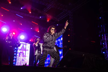 NEW DELHI, INDIA - 23 Mart 2025 tarihinde, Bollywood şarkıcısı Sonu Nigam, Delhi Teknoloji Üniversitesi (DTU), Rohini kampüsünde, Yeni Delhi, Hindistan 'da düzenlenen yıllık kültür festivali Engifest' 25 'te sahne aldı.. 