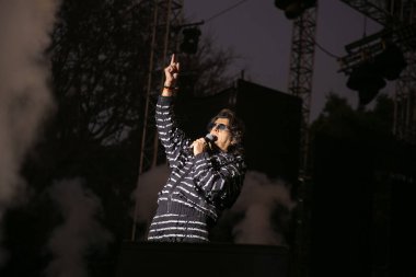 NEW DELHI, INDIA - 23 Mart 2025 tarihinde, Bollywood şarkıcısı Sonu Nigam, Delhi Teknoloji Üniversitesi (DTU), Rohini kampüsünde, Yeni Delhi, Hindistan 'da düzenlenen yıllık kültür festivali Engifest' 25 'te sahne aldı.. 