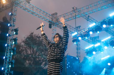 NEW DELHI, INDIA - 23 Mart 2025 tarihinde, Bollywood şarkıcısı Sonu Nigam, Delhi Teknoloji Üniversitesi (DTU), Rohini kampüsünde, Yeni Delhi, Hindistan 'da düzenlenen yıllık kültür festivali Engifest' 25 'te sahne aldı.. 