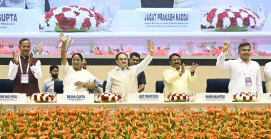 NEW DELHI, INDIA - 10 APRIL 2025: Delhi Sağlık Bakanı JP Nadda ve Delhi Genel Sekreteri Rekha Gupta Sağlık Bakanlığı ve Aile Sağlığı Bakanlığı ile Delhi Hükümeti arasında MOU tarafından imzalanan imza töreninde Ayushman Kartları 'nın Yararlılara dağıtımı