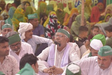 GHAZIABAD, INDIA - 13 Nisan 2025 'te Hindistan' ın başkenti Gaziabad 'da Wave City anayolunda oturan çiftçiler, yolun kendisine çadır kurup Kisan Sangharsh Samiti' nin taleplerini protesto ediyorlar..