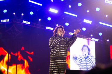 NEW DELHI, INDIA - 23 Mart 2025 tarihinde, Bollywood şarkıcısı Sonu Nigam, Delhi Teknoloji Üniversitesi (DTU), Rohini kampüsünde, Yeni Delhi, Hindistan 'da düzenlenen yıllık kültür festivali Engifest' 25 'te sahne aldı.. 