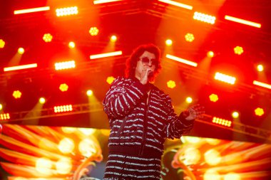 NEW DELHI, INDIA - 23 Mart 2025 tarihinde, Bollywood şarkıcısı Sonu Nigam, Delhi Teknoloji Üniversitesi (DTU), Rohini kampüsünde, Yeni Delhi, Hindistan 'da düzenlenen yıllık kültür festivali Engifest' 25 'te sahne aldı.. 