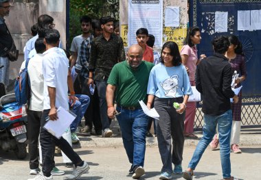  NOIDA, INDIA - 13 Nisan 2025 'te Hindistan' ın Noida kentinde Devlet Koleji Sektörü 12 'de Ulusal Savunma Akademisi' ne (NDA) giriş sınavı yaptıktan sonra adaylar muayene merkezinden ayrıldılar. Birlik Kamu Hizmeti Komisyonu 