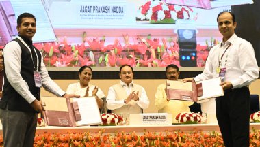 NEW DELHI, INDIA - APRIL 10: Birlik Sağlık Bakanı JP Nadda ile Delhi Genel Sekreteri Rekha Gupta, Birlik Kabine Bakanı Harsh Malhotra ve Delhi Kabine Bakanları diğerleri Ayushman Bharat, Pradhan Mantri, Jan Arogy, a Yojana 