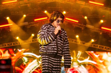 NEW DELHI, INDIA - 23 Mart 2025 tarihinde, Bollywood şarkıcısı Sonu Nigam, Delhi Teknoloji Üniversitesi (DTU), Rohini kampüsünde, Yeni Delhi, Hindistan 'da düzenlenen yıllık kültür festivali Engifest' 25 'te sahne aldı.. 