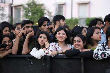NEW DELHI, INDIA - 28 Mart 2025: Öğrenciler, her yıl düzenlenen Indira Gandhi Delhi Kadınlar Teknik Üniversitesi (IGDTUW) Taarangana25 kültür festivali sırasında Bollywood şarkıcısı Mohit Chauhan 'ın performansının keyfini çıkarıyorlar (IGDTUW)). 