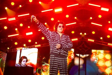 NEW DELHI, INDIA - 23 Mart 2025 tarihinde, Bollywood şarkıcısı Sonu Nigam, Delhi Teknoloji Üniversitesi (DTU), Rohini kampüsünde, Yeni Delhi, Hindistan 'da düzenlenen yıllık kültür festivali Engifest' 25 'te sahne aldı.. 