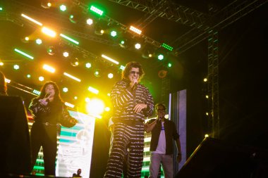 NEW DELHI, INDIA - 23 Mart 2025 tarihinde, Bollywood şarkıcısı Sonu Nigam, Delhi Teknoloji Üniversitesi (DTU), Rohini kampüsünde, Yeni Delhi, Hindistan 'da düzenlenen yıllık kültür festivali Engifest' 25 'te sahne aldı.. 