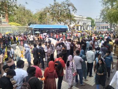 12 Nisan 2025 'te Hindistan' ın Yeni Delhi kentinde Hanuman Jayanti münasebetiyle Pracheen Hanuman Mandir, Connaught Place 'de kalabalık toplandı. Hanuman Jayanti, Tanrı Hanuman 'ın doğumunu kutluyor.