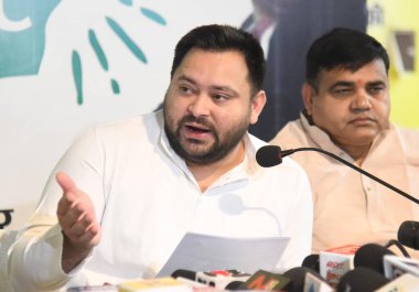 PATNA, INDIA - 12 Nisan: Muhalefet Lideri ve RJD lideri Tejashwi Yadav 12 Nisan 2025 'te Hindistan' ın Patna kentinde RJD ofisinde basın toplantısı düzenledi.. 