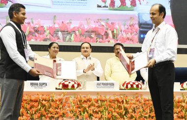 NEW DELHI, INDIA - 10 APRIL 2025: Delhi Sağlık Bakanı JP Nadda ve Delhi Genel Sekreteri Rekha Gupta Sağlık Bakanlığı ve Aile Sağlığı Bakanlığı ile Delhi Hükümeti arasında MOU tarafından imzalanan imza töreninde Ayushman Kartları 'nın Yararlılara dağıtımı