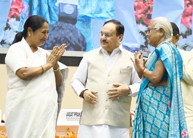 NEW DELHI, INDIA - 10 APRIL 2025: Delhi Sağlık Bakanı JP Nadda ve Delhi Genel Sekreteri Rekha Gupta Sağlık Bakanlığı ve Aile Sağlığı Bakanlığı ile Delhi Hükümeti arasında MOU tarafından imzalanan imza töreninde Ayushman Kartları 'nın Yararlılara dağıtımı