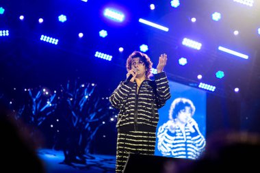 NEW DELHI, INDIA - 23 Mart 2025 tarihinde, Bollywood şarkıcısı Sonu Nigam, Delhi Teknoloji Üniversitesi (DTU), Rohini kampüsünde, Yeni Delhi, Hindistan 'da düzenlenen yıllık kültür festivali Engifest' 25 'te sahne aldı.. 