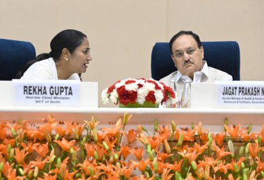 NEW DELHI, INDIA - 10 APRIL 2025: Delhi Sağlık Bakanı JP Nadda ve Delhi Genel Sekreteri Rekha Gupta Sağlık Bakanlığı ve Aile Sağlığı Bakanlığı ile Delhi Hükümeti arasında MOU tarafından imzalanan imza töreninde Ayushman Kartları 'nın Yararlılara dağıtımı