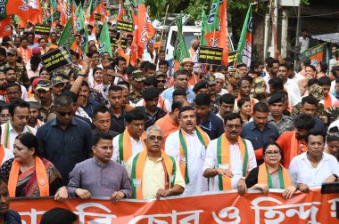 KOLKATA, INDIA - 13 APRIL: Bharatiya Janata Partisi (BJP), Murshidabad ilçesinde düzenlenen protesto gösterileri ve 25753 öğretmenin öldürülmesine karşı düzenlenen toplu şiddet eylemlerinde üç kişinin ölümüne karşı bir protesto gösterisi düzenledi.  