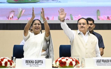 NEW DELHI, INDIA - 10 APRIL 2025: Delhi Sağlık Bakanı JP Nadda ve Delhi Genel Sekreteri Rekha Gupta Sağlık Bakanlığı ve Aile Sağlığı Bakanlığı ile Delhi Hükümeti arasında MOU tarafından imzalanan imza töreninde Ayushman Kartları 'nın Yararlılara dağıtımı