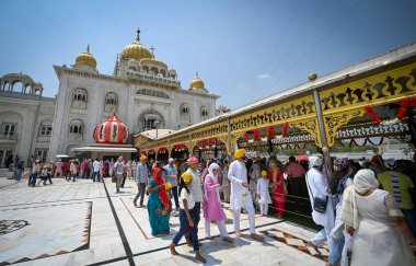 NEW DELHI, INDIA - 13 Nisan: Yeni Delhi, Hindistan 'da 13 Nisan 2025 tarihinde Bangla Sahib Gurudwara' da Vaisakhi Festivali vesilesiyle izleyiciler. Baisakhi olarak da bilinen Vaisakhi, Vaisakh ayının başlangıcını müjdeliyor ve yaygın olarak şu şekilde kutlanıyor: 