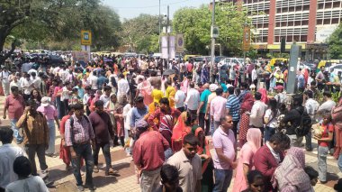 12 Nisan 2025 'te Hindistan' ın Yeni Delhi kentinde Hanuman Jayanti münasebetiyle Pracheen Hanuman Mandir, Connaught Place 'de kalabalık toplandı. Hanuman Jayanti, Tanrı Hanuman 'ın doğumunu kutluyor.