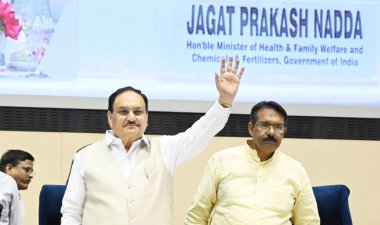 NEW DELHI, INDIA - 10 APRIL 2025: Delhi Sağlık Bakanı JP Nadda ve Delhi Genel Sekreteri Rekha Gupta Sağlık Bakanlığı ve Aile Sağlığı Bakanlığı ile Delhi Hükümeti arasında MOU tarafından imzalanan imza töreninde Ayushman Kartları 'nın Yararlılara dağıtımı