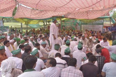 GHAZIABAD, INDIA - 13 Nisan 2025 'te Hindistan' ın başkenti Gaziabad 'da Wave City anayolunda oturan çiftçiler, yolun kendisine çadır kurup Kisan Sangharsh Samiti' nin taleplerini protesto ediyorlar..