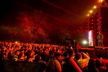 NEW DELHI, INDIA - 23 Mart 2025 tarihinde, Bollywood şarkıcısı Sonu Nigam, Delhi Teknoloji Üniversitesi (DTU), Rohini kampüsünde, Yeni Delhi, Hindistan 'da düzenlenen yıllık kültür festivali Engifest' 25 'te sahne aldı.. 