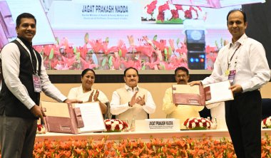 NEW DELHI, INDIA - APRIL 10: Birlik Sağlık Bakanı JP Nadda ile Delhi Genel Sekreteri Rekha Gupta, Birlik Kabine Bakanı Harsh Malhotra ve Delhi Kabine Bakanları diğerleri Ayushman Bharat, Pradhan Mantri, Jan Arogy, a Yojana 