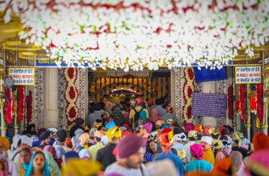NEW DELHI, INDIA - 13 Nisan: Yeni Delhi, Hindistan 'da 13 Nisan 2025 tarihinde Bangla Sahib Gurudwara' da Vaisakhi Festivali vesilesiyle izleyiciler. Baisakhi olarak da bilinen Vaisakhi, Vaisakh ayının başlangıcını müjdeliyor ve yaygın olarak şu şekilde kutlanıyor: 